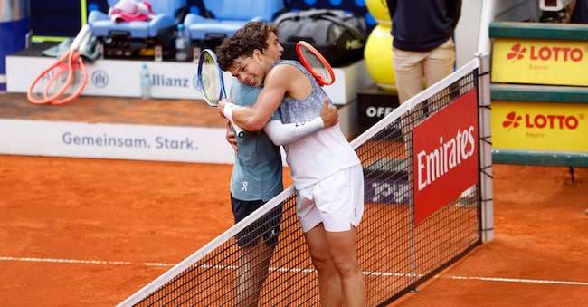 Tennis - ATP 500 - Munich Open - MTTC Iphitos, Munich, Germany - April 19, 2026 Ben Shelton of the U.S. embraces Italy's Flavio Cobolli after winning the men's singles final REUTERS/Michaela Stache REUTERS