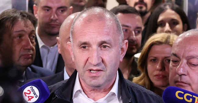 Rumen Radev, ex presidente bulgaro e leader della coalizione «Bulgaria Progressista», parla con i media dopo la pubblicazione dei primi exit poll delle elezioni parlamentari, a Sofia, in Bulgaria, il 19 aprile 2026. REUTERS/Spasiyana Sergieva REUTERS