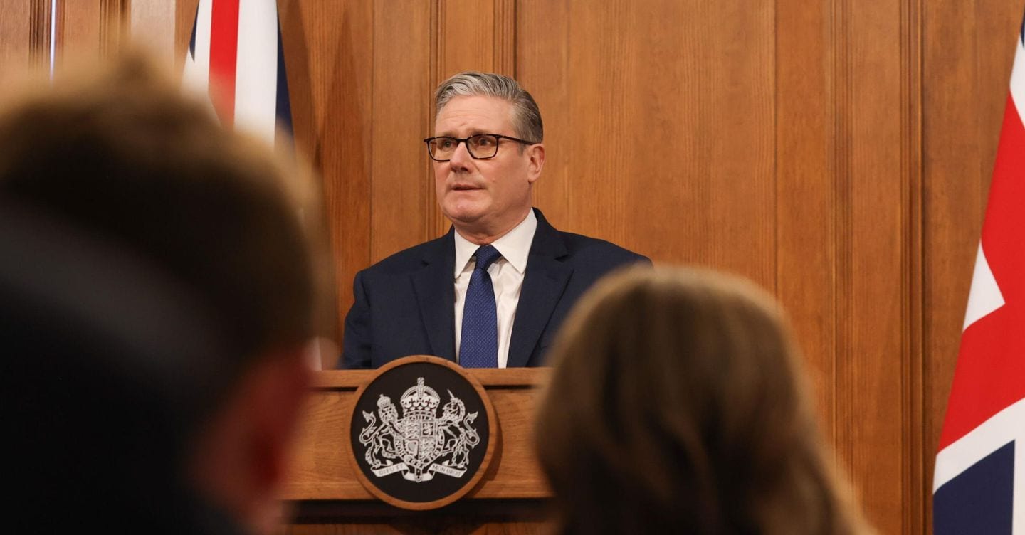 Starmer sulla graticola per lo scandalo Mandelson, atteso in Parlamento