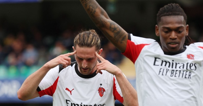 Rabiot festeggia con Leao il gol contro il Verona che consente ai rossoneri di riagganciare il Napoli al secondo posto REUTERS