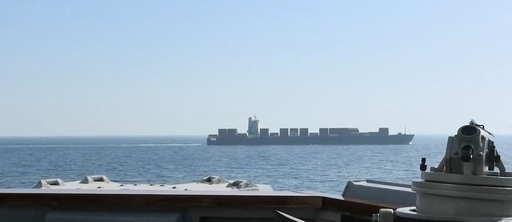 Una veduta della nave da carico Touska, battente bandiera iraniana, mentre la USS Spruance (DDG 111) ne effettua l'intercettazione in una zona indicata come il Mar Arabico settentrionale, in questa schermata tratta da un video diffuso il 19 aprile 2026. CENTCOM/Handout via REUTERS   L'identità della nave è stata confermata come Touska grazie alla forma, che corrispondeva alle immagini d'archivio dell'imbarcazione. -Data esatta non verificata, ma non è stata trovata alcuna versione precedente pubblicata online prima del 19 aprile. -I dati di tracciamento della nave hanno mostrato che l'ultima posizione della Touska era vicino al Golfo di Oman il 19 aprile. via REUTERS