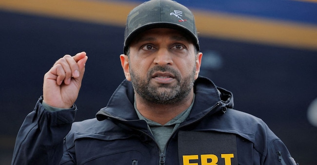 Il direttore dell'FBI Kash Patel annuncia l'arresto di Ryan Wedding, ex snowboarder olimpico canadese che figurava nella lista dei dieci fuggitivi più ricercati dall'FBI, durante una conferenza stampa tenutasi a Ontario, in California (Stati Uniti), il 23 gennaio 2026.   REUTERS/Mike Blake/Foto d'archivio REUTERS
