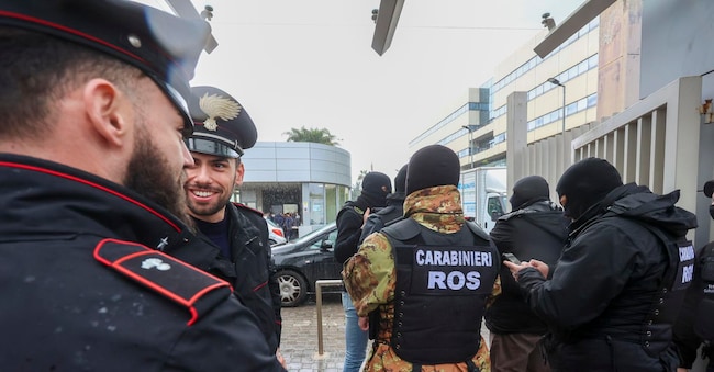 I carabinieri del Ros davanti alla clinica Maddalena dove è stato catturato il super latitante Matteo Messina Denaro, Palermo 16 gennaio 2023. ANSA / IGOR PETYX ANSA