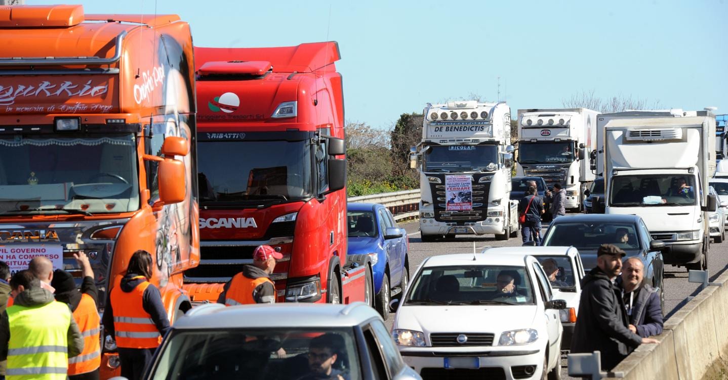 Protesta dei Tir, camionista investito e ucciso: blocco sospeso