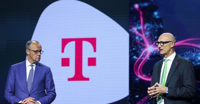 Il ceo di Deutsche Telekom, Timotheus Hottges (a destra) con il cancelliere tedesco Friedrich Merz REUTERS