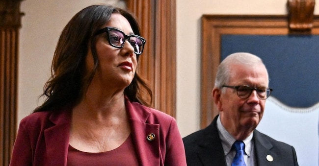  La segretaria al Lavoro degli Stati Uniti Lori Chavez-DeRemer entra in una conferenza stampa insieme al presidente della Camera dei Rappresentanti degli Stati Uniti Mike Johnson  a Capitol Hill, Washington, D.C., Stati Uniti, il 4 novembre 2025.  Reuters