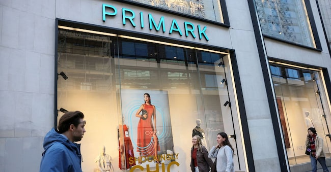 FOTO D'ARCHIVIO: Persone che camminano davanti a un negozio Primark in Oxford Street a Londra, Regno Unito, il 19 aprile 2026. REUTERS/Jack Taylor/Foto d'archivio REUTERS