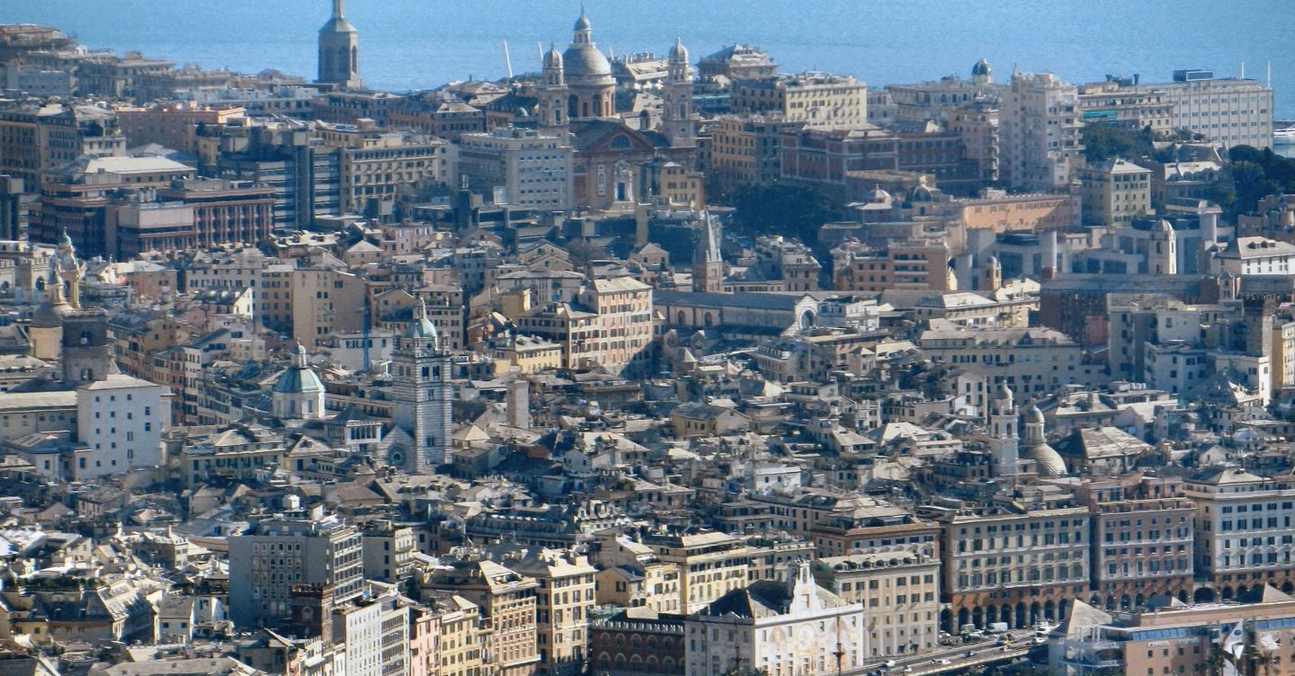 https://i2.res.24o.it/images2010/S24/Documenti/2026/04/22/Immagini/Ritagli/Genova_panorama_Molo_Carignano-U26447054168amF-1440x752@IlSole24Ore-Web.jpg