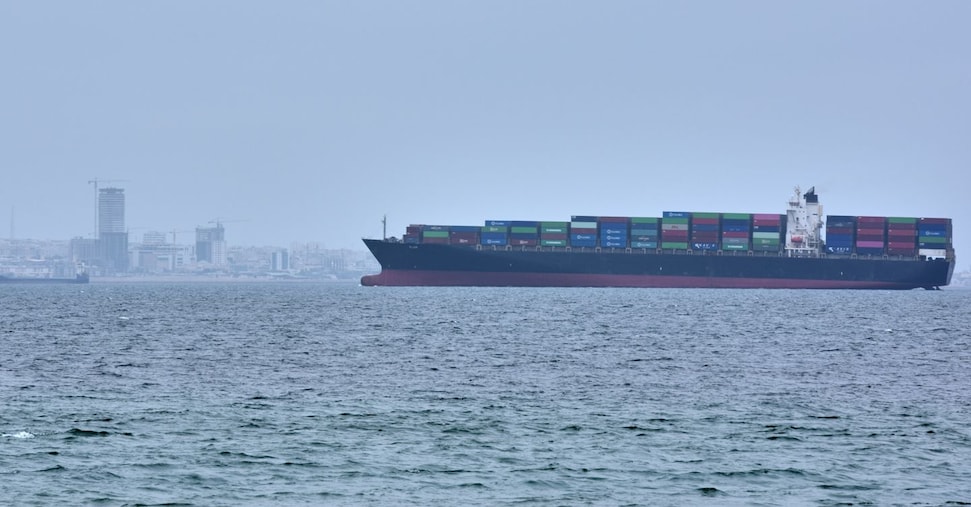 Crisi di Hormuz, noli container raddoppiati e rotte alternative congestionate