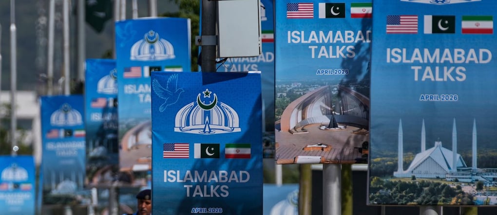 Cartelloni pubblicitari nei pressi del Serena Hotel alla vigilia del secondo round di negoziati tra Stati Uniti e Iran, a Islamabad, in Pakistan, martedì 21 aprile 2026. (AP Photo/Anjum Naveed)    Associated Press / LaPresse Solo Italia e Spagna APN