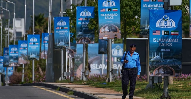 Un agente di polizia passa davanti a dei cartelloni pubblicitari nei pressi del Serena Hotel alla vigilia del secondo round di negoziati tra Stati Uniti e Iran, a Islamabad, in Pakistan, martedì 21 aprile 2026. (AP Photo/Anjum Naveed)    Associated Press / LaPresse Solo Italia e Spagna APN
