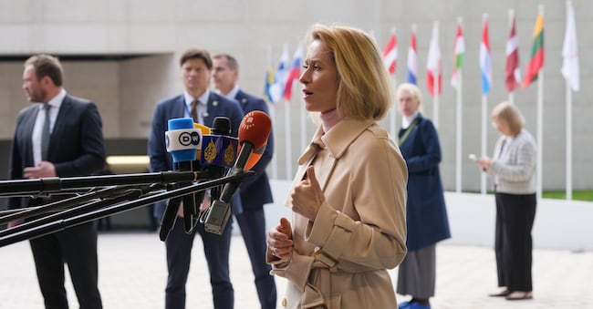 La responsabile della politica estera dell'Unione Europea, Kaja Kallas, parla con i giornalisti al suo arrivo a una riunione dei ministri degli Esteri dell'UE presso la sede del Consiglio Europeo a Lussemburgo APN