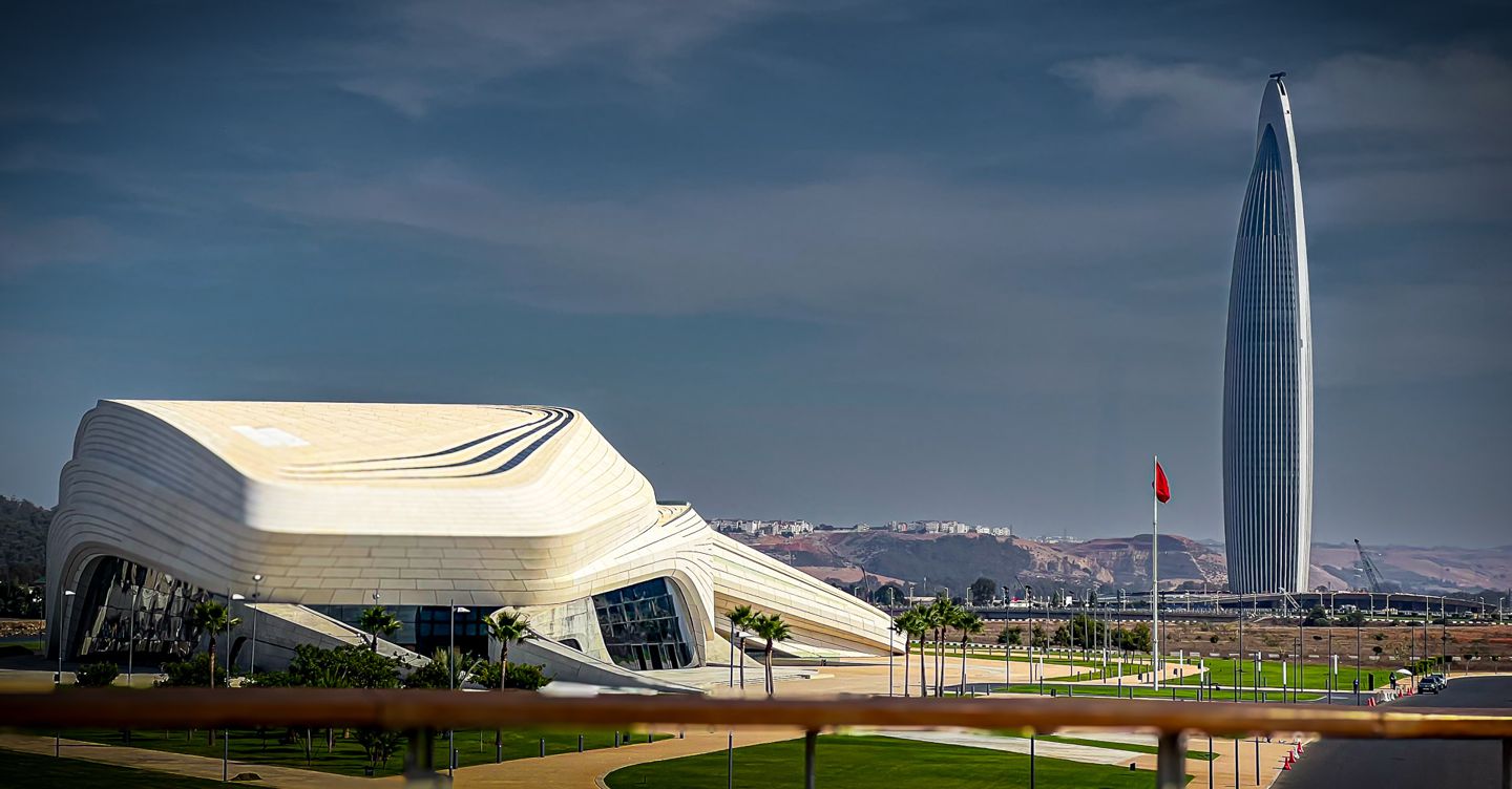 Rabat, il Marocco inaugura la Torre Mohammed VI. Verde, extra-lusso e a prova di calamità Con i suoi 55 piani, 250 metri di altezza e 102.800 mq di superficie è tra le più alte del continente africano. All’interno 36 ascensori, uffici, residenze, un hotel e 4mila mq di pannelli fotovoltaici