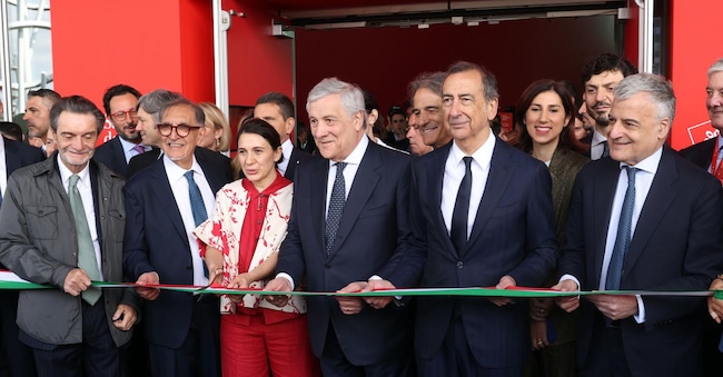 Attilio Fontana, Presidente della Regione Lombardia; Ignazio La Russa, Presidente del Senato; Maria Porro, Presidente del Salone del Mobile; Antonio Tajani, ministro degli Esteri; e Giuseppe Sala, sindaco di Milano, all’inaugurazione del Salone del Mobile. Rho, Milano, 21 aprile 2026.          foto Matteo Bazzi Ansa