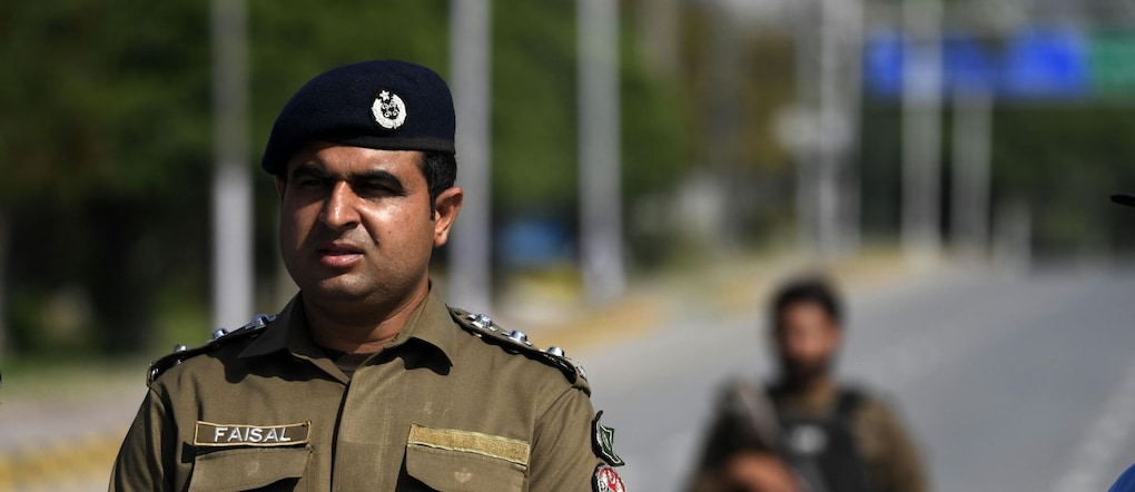  Funzionari della sicurezza pakistani montano la guardia su una strada che conduce alla "Zona Rossa".  EPA/SOHAIL SHAHZAD EPA