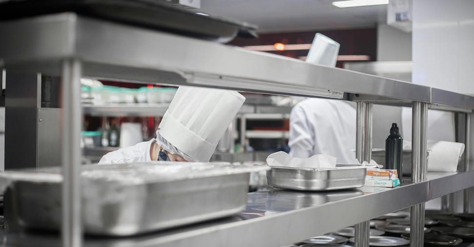 Lavoro, fino a 5 mesi per trovare uno chef. In Lombardia mancano gli autisti: offerto bonus di 3mila euro