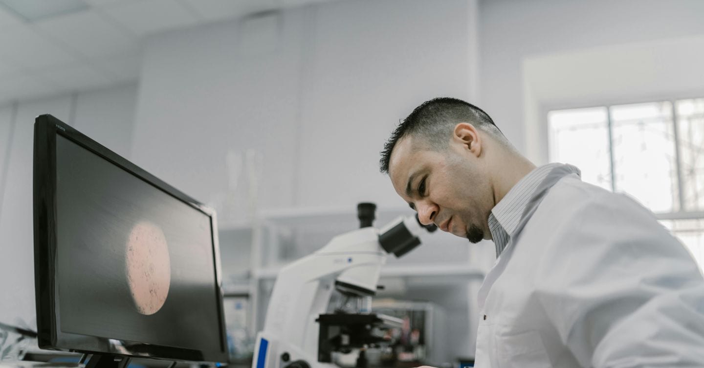 https://i2.res.24o.it/images2010/S24/Documenti/2026/04/22/Immagini/Ritagli/ricercatore_microscopio-U55462732673fVB-1440x752@IlSole24Ore-Web.jpg
