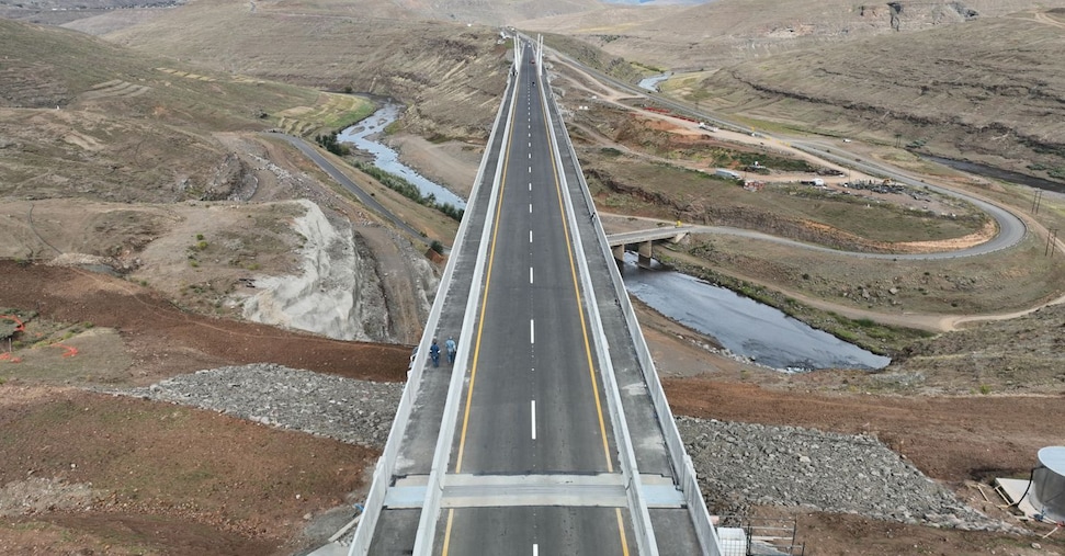 Senqu Bridge in Lesotho: innovazione ingegneristica per superare le sfide montane e idriche dei Drakensberg
