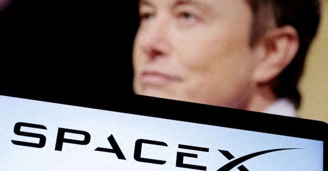 FOTO D'ARCHIVIO: Il logo di SpaceX e una foto di Elon Musk sono raffigurati in questa illustrazione realizzata il 19 dicembre 2022. REUTERS/Dado Ruvic/Illustrazione/Foto d'archivio REUTERS
