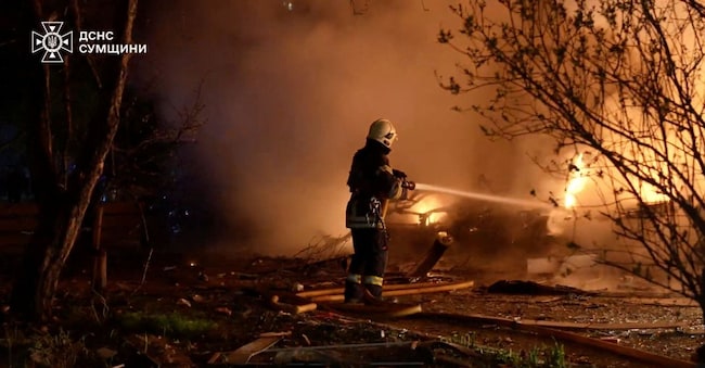 Un vigile del fuoco interviene dopo i raid russi a Sumy in Ucraina via REUTERS