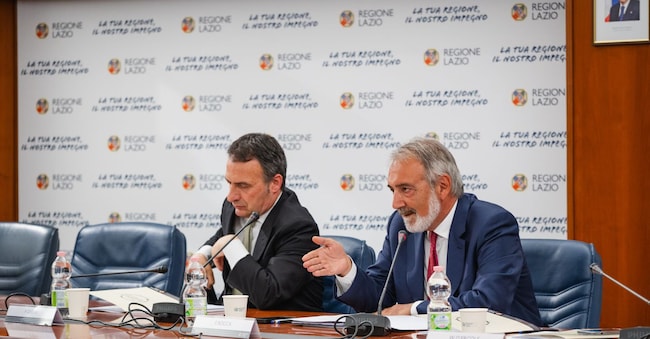 Il presidente Francesco Rocca nella conferenza stampa di presentazione assieme all’assessore ai Rifiuti Fabrizio Ghera (sinistra)