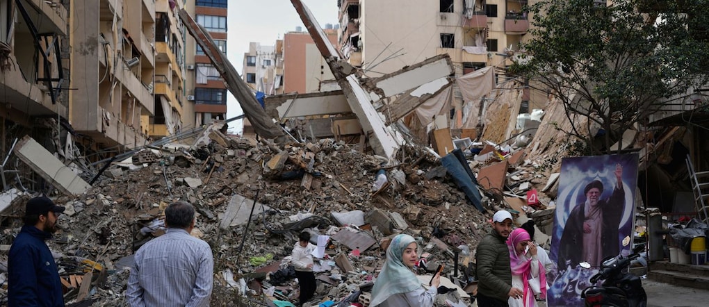 Gli abitanti ispezionano il loro edificio distrutto, dopo il cessate il fuoco tra Hezbollah e Israele a Dahiyeh, nella periferia sud di Beirut, in Libano, lunedì 20 aprile 2026. (AP Photo/Hussein Malla) APN