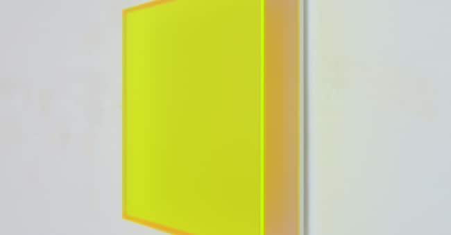 «2025» di Regine Schumann, colormirror satin pastel pink hidden glow yellow and green, fluorescent and luminescent acrylic glass, 50 x 50 x 20 cm  Courtesy Dep Art Gallery