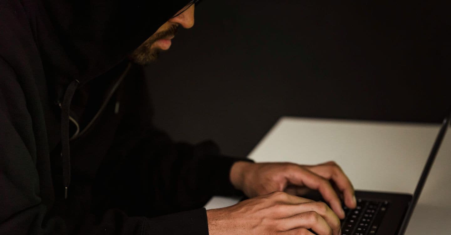 La commissione sui femminicidi all’unanimità: «Sia reato generare contenuti sessuali con l’AI»