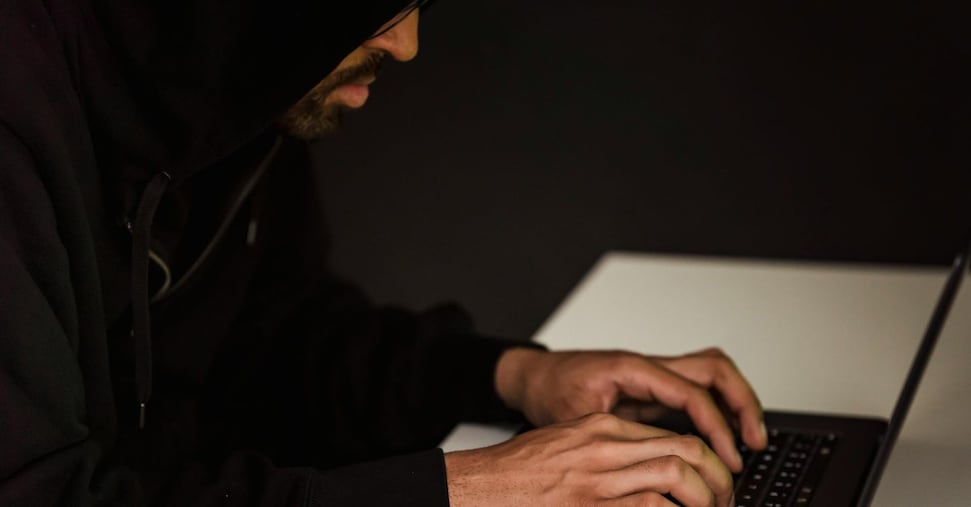 La commissione sui femminicidi all’unanimità: «Sia reato generare contenuti sessuali con l’AI»