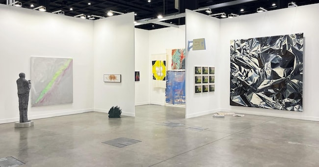 Lo stand di Kaufmann Repetto a Miart 2026 con opere di Judith Hopf, Jane Swavely, Clarissa Tossin, Gianni Caravaggio, Katherine Bradford, Lily van der Stokker, Adrian Paci, Nina Canell, Pae White