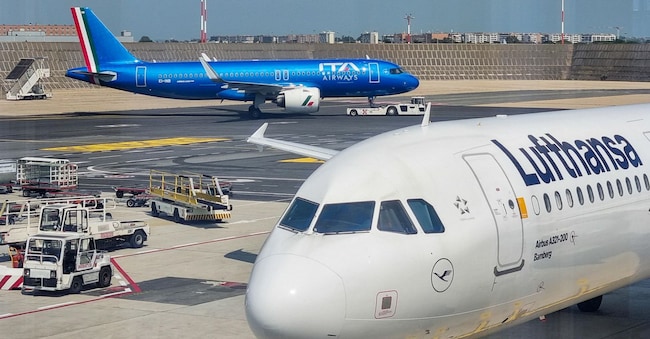 Aerei di Ita e Lufthansa all'aeroporto 'Leonardo Da Vinci' a Fiumicino (Roma), 25 maggio 2025. ANSA/TELENEWS ANSA
