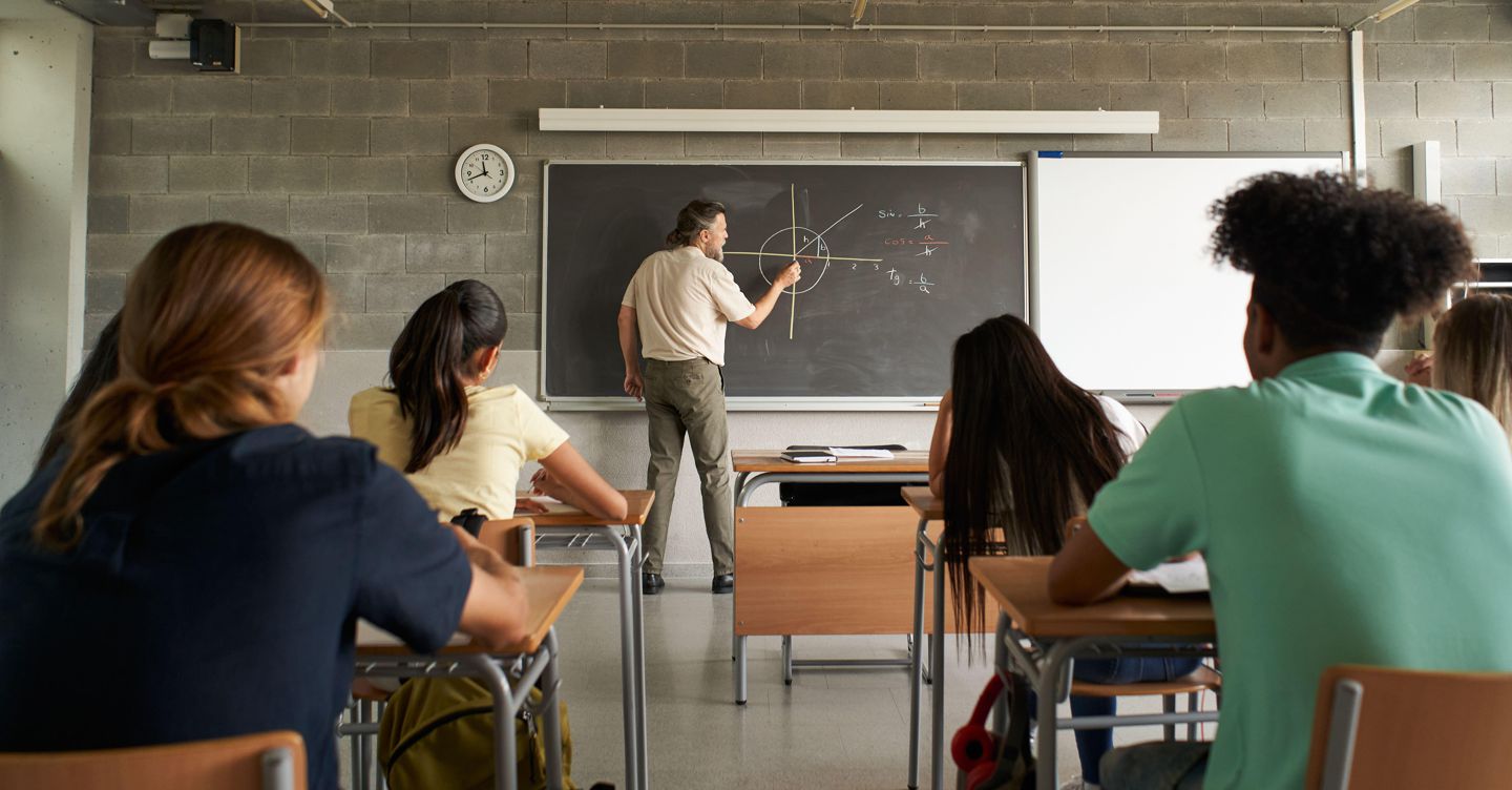 Scuola, cala il numero di aggressioni ma resta l’allarme: bullismo e violenza contro i docenti