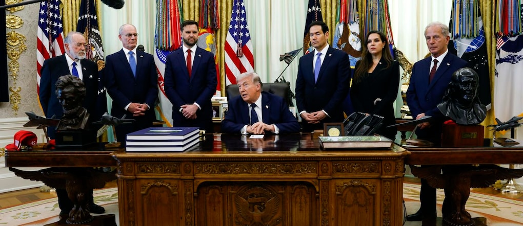 Il presidente americano Donald Trump ieri nello Studio Ovale con gli ambasciatori Usa in Libano e Israele, gli ambasciatori dei due Paesi negli Usa, il vicepresidente JD Vance e il Segretario di Stato Marco Rubio EPA
