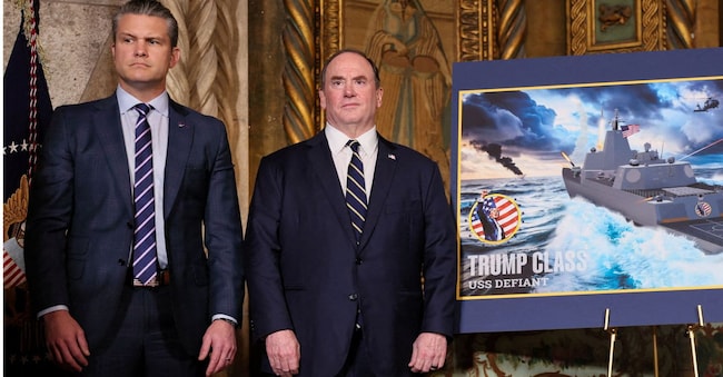 FOTO D'ARCHIVIO: Il segretario alla Difesa degli Stati Uniti Pete Hegseth e il segretario alla Marina John Phelan in piedi accanto a un rendering della USS Defiant della "Classe Trump"a Mar-a-Lago a Palm Beach, in Florida (Stati Uniti), il 22 dicembre 2025. REUTERS/Jessica Koscielniak/Foto d'archivio REUTERS