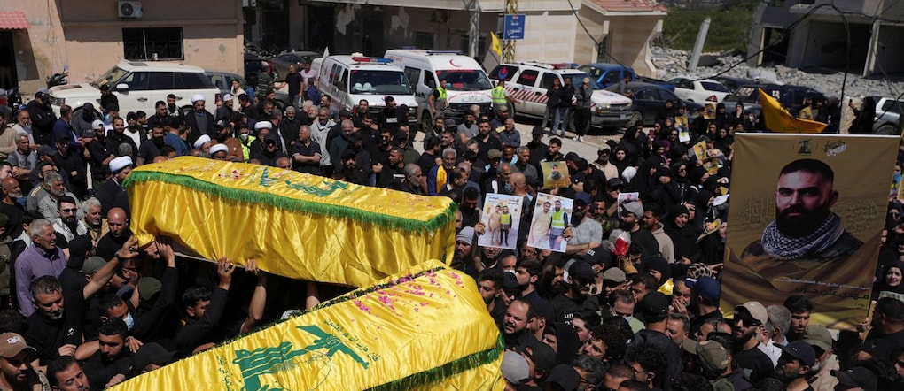 Il 23 aprile 2026, a Mansouri, in Libano, i partecipanti al funerale rendono omaggio alle vittime del conflitto con Israele, tra cui alcuni membri di Hezbollah. REUTERS/Stringer REUTERS