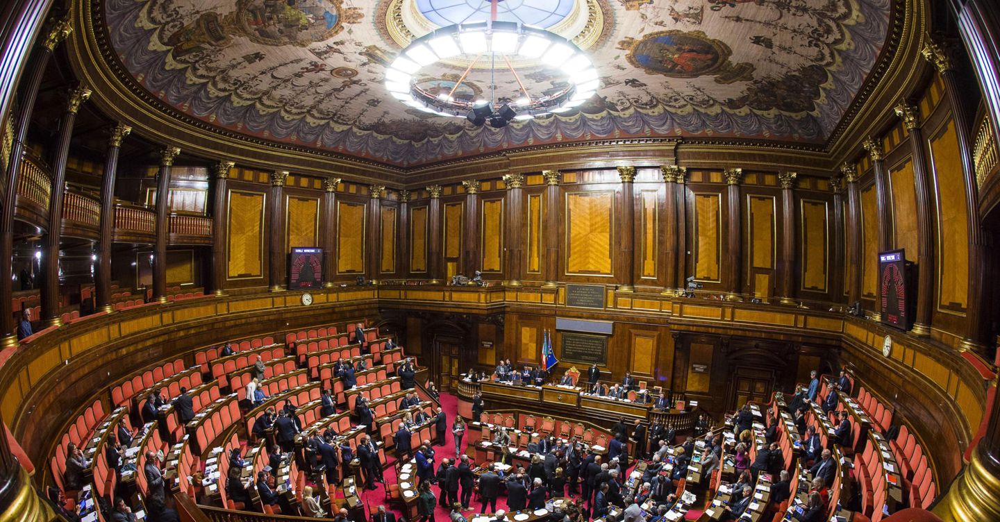 Sicurezza, via libera della Camera. Dai coltelli ai migranti: cosa c’è nel decreto e cosa cambierà
