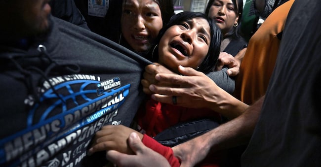 Una foto del World Press Photo 2026 raffigura ragazze sconvolte che si aggrappano al padre, Luis, mentre l’ICE (Immigration and Customs Enforcement) lo arresta dopo un’udienza sull’immigrazione a New York City EPA