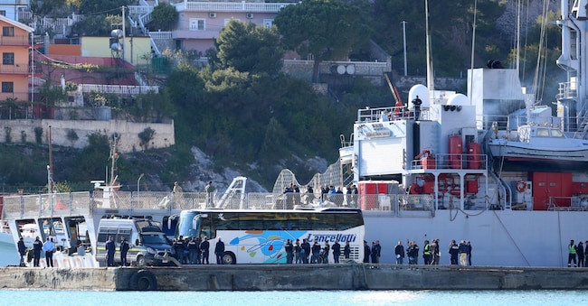 Un autobus attende di prelevare i migranti arrivati a bordo della nave della Marina Militare italiana «Libra» a Shengjin, in Albania, l’11 aprile 2025 EPA