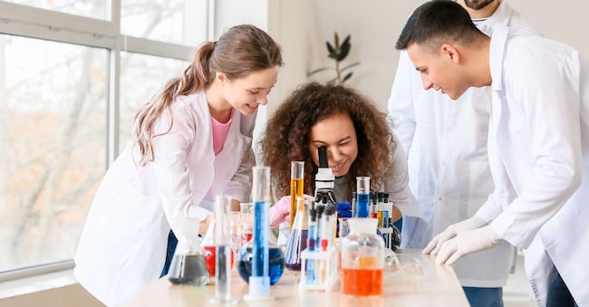 Young people at chemistry lesson in classroom Pixel-Shot - stock.adobe.com