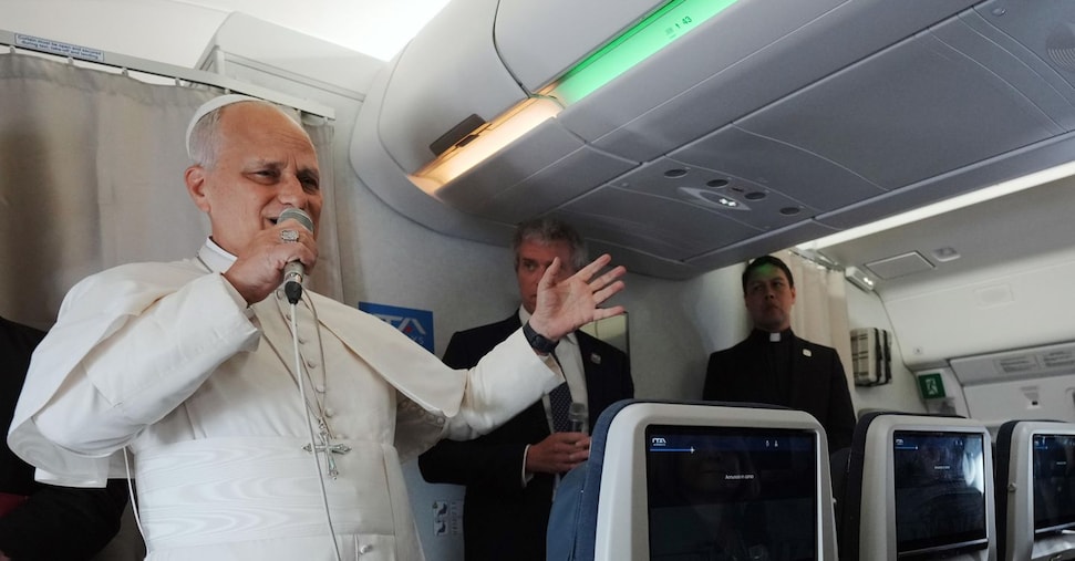 Il Papa: non posso accettare la guerra, contrario alla benedizione di coppie gay