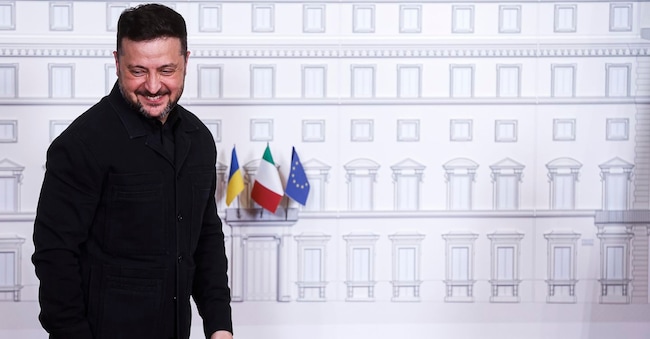 La presidente del Consiglio italiano Giorgia Meloni e il presidente ucraino Volodymyr Zelensky partecipano a una conferenza stampa congiunta, durante un incontro a Palazzo Chigi, a Roma, il 15 aprile 2026. ANSA/ANGELO CARCONI ANSA