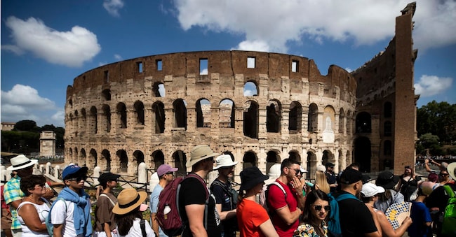 Turisti passeggiano al Colosseo, Roma,. ANSA/ANGELO CARCONI ANSA