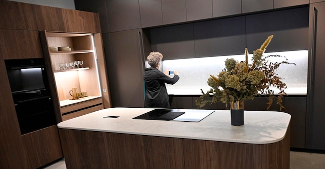 Un visitatore osserva un'installazione della mostra Fuori Salone Design Week a Milano, in Italia, il 22 aprile 2026. Il Salone Internazionale del Mobile e il Fuori Salone si terranno dal 21 al 26 aprile 2026.  (ANSA/Daniel Dal Zennaro)