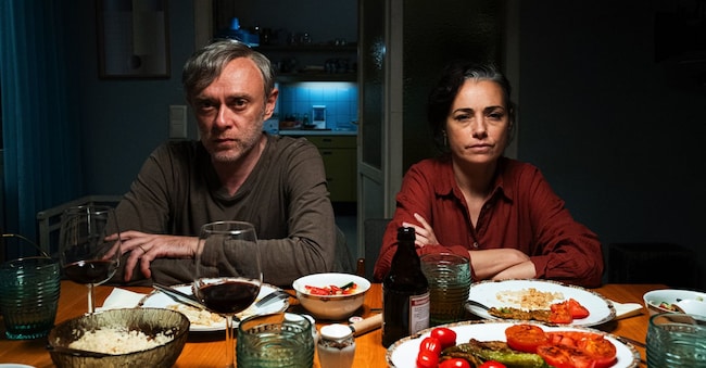  Da destra, Derya (Özgü Namal) e Aziz (Tansu Biçer) in «Lettere gialle» di İlker Çatak