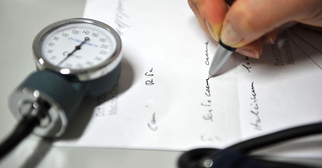 Compilazione di un certificato medico, foto generica d’archivio - ANSA/FRANCO SILVI/GID ANSA