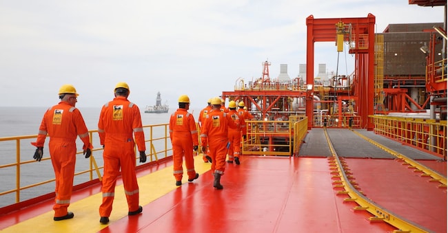 Tecnici Eni su una piattaforma offshore  IMAGOECONOMICA
