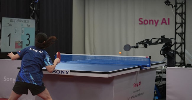 Una giocatrice professionista di tennis tavolo sfida il robot autonomo Ace di Sony Ai. L’intelligenza artificiale è al centro del nuovo saggio di Fabio De Felice e Roberto Race via REUTERS