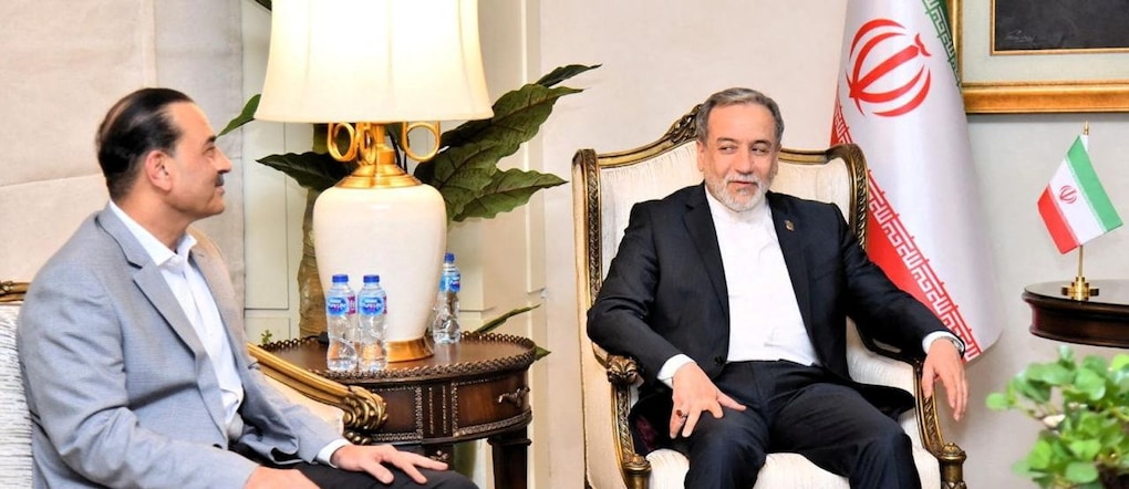 Il ministro degli Esteri iraniano Abbas Araghchi con il capo dell’esercito pakistano Asim Munir nel corso del loro incontro sabato a Islamabad via REUTERS