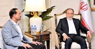 Il ministro degli Esteri iraniano Abbas Araghchi con il capo dell’esercito pakistano Asim Munir nel corso del loro incontro sabato a Islamabad via REUTERS