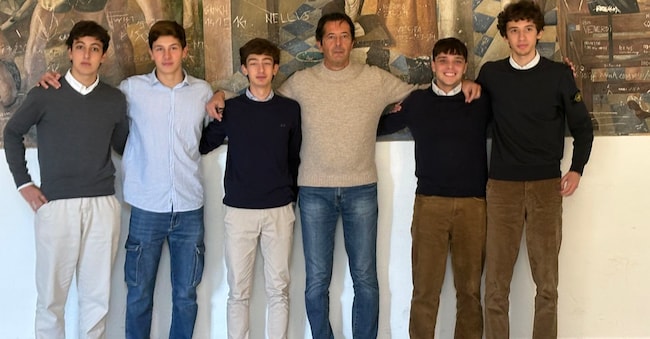 I cinque studenti del liceo classico Piccolomini di Siene con il professore Mario Seazzu (al centro)